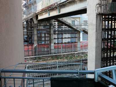 Scendiamo, per rimanere per� sempre in via Messapia, dove abbiamo appuntamento con la signora Maddalena, che ci permette di salire nel suo appartamento, il cui balcone al primo piano affaccia sui binari. La donna ci spiega quanto per lei sia difficoltoso stendere i panni
